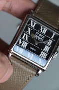 ROGER DUBUIS 罗杰杜彼 18K白金 手动机械Cal.RD98机芯 鹅颈微调 机芯甲板布局美观打磨出色 双日内瓦印记 同打磨水平只有百达翡丽了 接触很多块搭载这款机芯的罗杰杜彼 发现该机芯很稳定 表盘巧克力方块装饰 罗马数字时标 设计前卫 表径34X34mm等同圆形38mm 全球28枚限量第26枚 整表100克左右  原价25万左右 现在好价出
