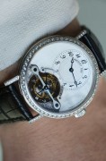 全套附件带发票 Breguet宝玑Classique经典系列Complications Tourbillon陀飞腕表 3358BB/52/986/DD00 35.5mm表径正装首选 奢华18k白金打造 顶级手工机镂guilloche main立体大溪地贝母镂空表盘，6点位手工錾花架桥及飞行陀飞轮装置。原厂镶嵌顶级威塞尔顿钻石表圈，搭载自产CAL.558T机芯 搭载欧洲金雕大师顶级工艺手工錾花的夹板，宛若天成，观赏性极强，并拥有50小时动力储备时长。国内公价1066000元  带95万港币发票。原始品全套附件齐全。