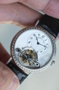 全套附件带发票 Breguet宝玑Classique经典系列Complications Tourbillon陀飞腕表 3358BB/52/986/DD00 35.5mm表径正装首选 奢华18k白金打造 顶级手工机镂guilloche main立体大溪地贝母镂空表盘，6点位手工錾花架桥及飞行陀飞轮装置。原厂镶嵌顶级威塞尔顿钻石表圈，搭载自产CAL.558T机芯 搭载欧洲金雕大师顶级工艺手工錾花的夹板，宛若天成，观赏性极强，并拥有50小时动力储备时长。国内公价1066000元  带95万港币发票。原始品全套附件齐全。
