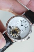全套附件带发票 Breguet宝玑Classique经典系列Complications Tourbillon陀飞腕表 3358BB/52/986/DD00 35.5mm表径正装首选 奢华18k白金打造 顶级手工机镂guilloche main立体大溪地贝母镂空表盘，6点位手工錾花架桥及飞行陀飞轮装置。原厂镶嵌顶级威塞尔顿钻石表圈，搭载自产CAL.558T机芯 搭载欧洲金雕大师顶级工艺手工錾花的夹板，宛若天成，观赏性极强，并拥有50小时动力储备时长。国内公价1066000元  带95万港币发票。原始品全套附件齐全。