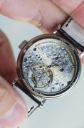 全套附件带发票 Breguet宝玑Classique经典系列Complications Tourbillon陀飞腕表 3358BB/52/986/DD00 35.5mm表径正装首选 奢华18k白金打造 顶级手工机镂guilloche main立体大溪地贝母镂空表盘，6点位手工錾花架桥及飞行陀飞轮装置。原厂镶嵌顶级威塞尔顿钻石表圈，搭载自产CAL.558T机芯 搭载欧洲金雕大师顶级工艺手工錾花的夹板，宛若天成，观赏性极强，并拥有50小时动力储备时长。国内公价1066000元  带95万港币发票。原始品全套附件齐全。
