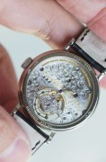 全套附件带发票 Breguet宝玑Classique经典系列Complications Tourbillon陀飞腕表 3358BB/52/986/DD00 35.5mm表径正装首选 奢华18k白金打造 顶级手工机镂guilloche main立体大溪地贝母镂空表盘，6点位手工錾花架桥及飞行陀飞轮装置。原厂镶嵌顶级威塞尔顿钻石表圈，搭载自产CAL.558T机芯 搭载欧洲金雕大师顶级工艺手工錾花的夹板，宛若天成，观赏性极强，并拥有50小时动力储备时长。国内公价1066000元  带95万港币发票。原始品全套附件齐全。