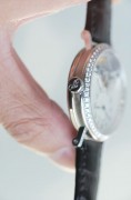 全套附件带发票 Breguet宝玑Classique经典系列Complications Tourbillon陀飞腕表 3358BB/52/986/DD00 35.5mm表径正装首选 奢华18k白金打造 顶级手工机镂guilloche main立体大溪地贝母镂空表盘，6点位手工錾花架桥及飞行陀飞轮装置。原厂镶嵌顶级威塞尔顿钻石表圈，搭载自产CAL.558T机芯 搭载欧洲金雕大师顶级工艺手工錾花的夹板，宛若天成，观赏性极强，并拥有50小时动力储备时长。国内公价1066000元  带95万港币发票。原始品全套附件齐全。