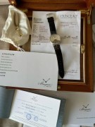 全套附件带发票 Breguet宝玑Classique经典系列Complications Tourbillon陀飞腕表 3358BB/52/986/DD00 35.5mm表径正装首选 奢华18k白金打造 顶级手工机镂guilloche main立体大溪地贝母镂空表盘，6点位手工錾花架桥及飞行陀飞轮装置。原厂镶嵌顶级威塞尔顿钻石表圈，搭载自产CAL.558T机芯 搭载欧洲金雕大师顶级工艺手工錾花的夹板，宛若天成，观赏性极强，并拥有50小时动力储备时长。国内公价1066000元  带95万港币发票。原始品全套附件齐全。