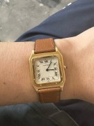 卡地亚山度士W1505453 18K黄金 手动机械  大号表径27X36mm 完美品单表 很稀缺卡地亚最早的一款腕表是 1904 年路易卡地亚特别为好友山度士杜蒙先生设计制造的，命名为山度士腕表