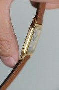 卡地亚山度士W1505453 18K黄金 手动机械  大号表径27X36mm 完美品单表 很稀缺卡地亚最早的一款腕表是 1904 年路易卡地亚特别为好友山度士杜蒙先生设计制造的，命名为山度士腕表