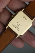 卡地亚山度士W1505453 18K黄金 手动机械  大号表径27X36mm 完美品单表 很稀缺卡地亚最早的一款腕表是 1904 年路易卡地亚特别为好友山度士杜蒙先生设计制造的，命名为山度士腕表