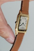 卡地亚山度士W1505453 18K黄金 手动机械  大号表径27X36mm 完美品单表 很稀缺卡地亚最早的一款腕表是 1904 年路易卡地亚特别为好友山度士杜蒙先生设计制造的，命名为山度士腕表