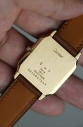 卡地亚山度士W1505453 18K黄金 手动机械  大号表径27X36mm 完美品单表 很稀缺卡地亚最早的一款腕表是 1904 年路易卡地亚特别为好友山度士杜蒙先生设计制造的，命名为山度士腕表