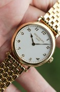 库存品未使用 百达翡丽 Patek Philippe 古典系列 型号7200/1R，表径34.6mm，2017年9月北京源邸购入，全套全长表带，一直闲置没戴过，后盖未打开，无打磨，180mm腕周，可拆卸表节调节长度，按道理是女表，但是喜欢小表径的男士也可以考虑，上手很舒适很服帖。Cal.240机芯工艺不用赘述，量产最好的自动两针机芯没有之一，机芯大小跟表壳尺寸完美配对，18K金宝玑字立体刻度，桃型指针，尽显古典优雅气质。原价350000，17年全套附件现货好价出。