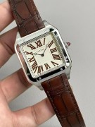 2024年新品 卡地亚山度士 桑托斯WGSA0082 SANTOS-DUMONT 腕表 200枚限量版 XL号表款，46.6毫米x33.9毫米，卡地亚430MC型工作坊精制手动上链机械机芯。950/1000铂金表壳，950/1000铂金圆珠形表冠，镶嵌1颗凸圆形红宝石，哑光扭索雕纹表盘，红碧玉罗马数字时标，苹果形抛光精钢指针，合成蓝宝石水晶镜面。表背镌刻阿尔伯特·山度士·杜蒙(Alberto Santos-Dumont)手写签名。棕色鳄鱼皮表带，950/1000 铂金针扣式表扣。厚度:7.5毫米。生活防水深度3巴(约30米)。编号并限量发售200枚