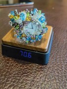 高级设计师 CHALYANO品牌 珠光宝气的设计元素让人眼前一亮 18k白金材质整个表壳镶嵌多种大大小小的宝石，女人与宝石本身就是绝配象征着生活多姿多彩。