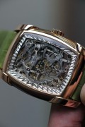 帕玛强尼 型号:PF60037701 材质:18k玫瑰金 18K白金镂空雕花机芯  表径:53×37mm 机芯:手动机械8日链   成色:98新   附件:单表 简介:独特的水晶透明表盘 12点位8天动力储备显示  自产18K白金镂空雕花机芯 完美打磨 匠心独运  国内唯一  原价87万多 现好价出