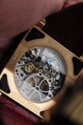 罗杰杜彼  独立研发珍珠砣自动机械计时 18K玫瑰金  表径40X40mm相当圆型45mm  双日内瓦印记  表壳梯型设计贴合手腕 当然造价也更昂贵  罗杰杜彼先生从百达翡丽高端制表车间退休后创立品牌  该款机芯是他亲自带领团队研发设计的 意义非凡  全球限量88枚  原价50万左右 现在好价出