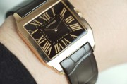Cartier Santos-Dumont腕表 18K玫瑰金，皮表带 作品型号:W2012851 卡地亚山度士W2012851 桑托斯系列 手动机械 表径35MM，相当圆形40mm左右，纪念版咖啡色盘  折叠扣  专柜126000  现货好价格
