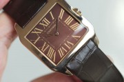 Cartier Santos-Dumont腕表 18K玫瑰金，皮表带 作品型号:W2012851 卡地亚山度士W2012851 桑托斯系列 手动机械 表径35MM，相当圆形40mm左右，纪念版咖啡色盘  折叠扣  专柜126000  现货好价格