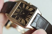 Cartier Santos-Dumont腕表 18K玫瑰金，皮表带 作品型号:W2012851 卡地亚山度士W2012851 桑托斯系列 手动机械 表径35MM，相当圆形40mm左右，纪念版咖啡色盘  折叠扣  专柜126000  现货好价格
