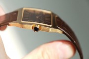 Cartier Santos-Dumont腕表 18K玫瑰金，皮表带 作品型号:W2012851 卡地亚山度士W2012851 桑托斯系列 手动机械 表径35MM，相当圆形40mm左右，纪念版咖啡色盘  折叠扣  专柜126000  现货好价格