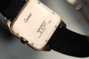 Cartier Santos-Dumont腕表 18K玫瑰金，皮表带 作品型号:W2012851 卡地亚山度士W2012851 桑托斯系列 手动机械 表径35MM，相当圆形40mm左右，纪念版咖啡色盘  折叠扣  专柜126000  现货好价格