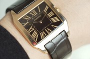 Cartier Santos-Dumont腕表 18K玫瑰金，皮表带 作品型号:W2012851 卡地亚山度士W2012851 桑托斯系列 手动机械 表径35MM，相当圆形40mm左右，纪念版咖啡色盘  折叠扣  专柜126000  现货好价格