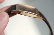 Cartier Santos-Dumont腕表 18K玫瑰金，皮表带 作品型号:W2012851 卡地亚山度士W2012851 桑托斯系列 手动机械 表径35MM，相当圆形40mm左右，纪念版咖啡色盘  折叠扣  专柜126000  现货好价格