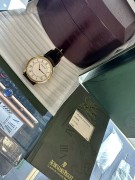AP 爱彼 AUDEMARS PIGUET 经典系列14894OR 18K玫瑰金 银白色盘 手动机械腕表 罗马刻度 表径35mm 酒红色表带 原始成色好 低调优雅