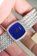 原钻原盘 伯爵 PIAGET 青金石面 手动机械表 全长18厘米 扣起来17.5厘米 原镶钻石 原厂青金石盘面 表带工艺很复杂 当时属于伯爵高端款 原定价35万左右 现在只要几万 男士当手链很好看 还在价格洼地