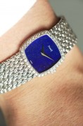 原钻原盘 伯爵 PIAGET 青金石面 手动机械表 全长18厘米 扣起来17.5厘米 原镶钻石 原厂青金石盘面 表带工艺很复杂 当时属于伯爵高端款 原定价35万左右 现在只要几万 男士当手链很好看 还在价格洼地