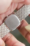 原钻原盘 伯爵 PIAGET 青金石面 手动机械表 全长18厘米 扣起来17.5厘米 原镶钻石 原厂青金石盘面 表带工艺很复杂 当时属于伯爵高端款 原定价35万左右 现在只要几万 男士当手链很好看 还在价格洼地