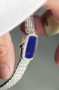 原钻原盘 伯爵 PIAGET 青金石面 手动机械表 全长18厘米 扣起来17.5厘米 原镶钻石 原厂青金石盘面 表带工艺很复杂 当时属于伯爵高端款 原定价35万左右 现在只要几万 男士当手链很好看 还在价格洼地