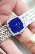 原钻原盘 伯爵 PIAGET 青金石面 手动机械表 全长18厘米 扣起来17.5厘米 原镶钻石 原厂青金石盘面 表带工艺很复杂 当时属于伯爵高端款 原定价35万左右 现在只要几万 男士当手链很好看 还在价格洼地