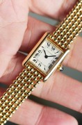Cartier Tank 卡地亚坦克 石英女表 搭了原厂18K金珠表带 腕周15CM左右 可拆卸表节调节表带长度 表耳处也可以拆卸金带换皮带 做珠宝的来做金带不要太厉害