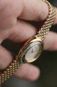 卡地亚 Cartier Trinity  18K玫瑰金  27mm表径  石英机芯  腕周160  圣伯纳狗头印记  贵金属表带非常灵活舒适有质感  表带可以从表头拆下来替换皮带  整表75克左右 原价估计20多万  现货好价出