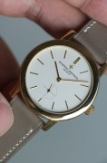 江诗丹顿91020 限量版100周年纪念腕表，18k黄金材质，表径35mm，手动机械机芯，整表60克左右，银白色表盘很有质感极，雕镌细节入微，品相非常好，是难得的限量精品，表盘刻度指针尺寸比例很好，整个表很和谐，适合钟表收藏者或爱好者。