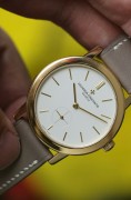 江诗丹顿91020 限量版100周年纪念腕表，18k黄金材质，表径35mm，手动机械机芯，整表60克左右，银白色表盘很有质感极，雕镌细节入微，品相非常好，是难得的限量精品，表盘刻度指针尺寸比例很好，整个表很和谐，适合钟表收藏者或爱好者。