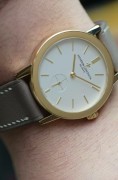 江诗丹顿91020 限量版100周年纪念腕表，18k黄金材质，表径35mm，手动机械机芯，整表60克左右，银白色表盘很有质感极，雕镌细节入微，品相非常好，是难得的限量精品，表盘刻度指针尺寸比例很好，整个表很和谐，适合钟表收藏者或爱好者。