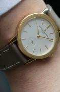 江诗丹顿91020 限量版100周年纪念腕表，18k黄金材质，表径35mm，手动机械机芯，整表60克左右，银白色表盘很有质感极，雕镌细节入微，品相非常好，是难得的限量精品，表盘刻度指针尺寸比例很好，整个表很和谐，适合钟表收藏者或爱好者。
