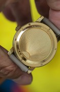 江诗丹顿91020 限量版100周年纪念腕表，18k黄金材质，表径35mm，手动机械机芯，整表60克左右，银白色表盘很有质感极，雕镌细节入微，品相非常好，是难得的限量精品，表盘刻度指针尺寸比例很好，整个表很和谐，适合钟表收藏者或爱好者。