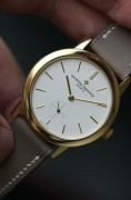 江诗丹顿91020 限量版100周年纪念腕表，18k黄金材质，表径35mm，手动机械机芯，整表60克左右，银白色表盘很有质感极，雕镌细节入微，品相非常好，是难得的限量精品，表盘刻度指针尺寸比例很好，整个表很和谐，适合钟表收藏者或爱好者。
