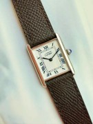 卡地亚must坦克隐藏限量款 Ref.1616 Art Deco must 925纯银表壳 独有乳白色盘面 搭配青花瓷罗马刻度 升华出一种视觉上的朦胧感 23X31mm中古大号款适合更多人群 难得一见极品美物