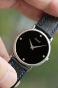 ¥19500 伯爵 18K白金 手动机械  30mm表径 玛瑙表盘镶4颗天然钻石 表壳金雕工艺呈现出镶钻效果  无字天书盘  表带除外全原装