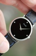 ¥19500 伯爵 18K白金 手动机械  30mm表径 玛瑙表盘镶4颗天然钻石 表壳金雕工艺呈现出镶钻效果  无字天书盘  表带除外全原装