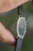 ¥19500 伯爵 18K白金 手动机械  30mm表径 玛瑙表盘镶4颗天然钻石 表壳金雕工艺呈现出镶钻效果  无字天书盘  表带除外全原装