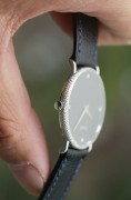 ¥19500 伯爵 18K白金 手动机械  30mm表径 玛瑙表盘镶4颗天然钻石 表壳金雕工艺呈现出镶钻效果  无字天书盘  表带除外全原装