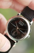 Saxonia 是 1994 年朗格复兴时推出的四款元祖表款之一，在品牌复兴方面发挥了核心作用。从借鉴自 Lange 1 的大日期到与 Tourbillon Pour le Mérite 相同的小钻石时标，早期 Saxonia 的设计抓住了时代精神。圆形表壳、内敛的尺寸和对称的表盘布局共同打造出一款适合当时品味的精致正装腕表。