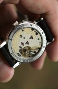 Saxonia 是 1994 年朗格复兴时推出的四款元祖表款之一，在品牌复兴方面发挥了核心作用。从借鉴自 Lange 1 的大日期到与 Tourbillon Pour le Mérite 相同的小钻石时标，早期 Saxonia 的设计抓住了时代精神。圆形表壳、内敛的尺寸和对称的表盘布局共同打造出一款适合当时品味的精致正装腕表。