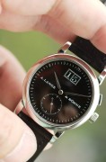 Saxonia 是 1994 年朗格复兴时推出的四款元祖表款之一，在品牌复兴方面发挥了核心作用。从借鉴自 Lange 1 的大日期到与 Tourbillon Pour le Mérite 相同的小钻石时标，早期 Saxonia 的设计抓住了时代精神。圆形表壳、内敛的尺寸和对称的表盘布局共同打造出一款适合当时品味的精致正装腕表。