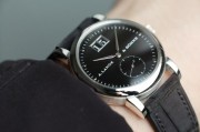 Saxonia 是 1994 年朗格复兴时推出的四款元祖表款之一，在品牌复兴方面发挥了核心作用。从借鉴自 Lange 1 的大日期到与 Tourbillon Pour le Mérite 相同的小钻石时标，早期 Saxonia 的设计抓住了时代精神。圆形表壳、内敛的尺寸和对称的表盘布局共同打造出一款适合当时品味的精致正装腕表。
