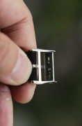 Saxonia 是 1994 年朗格复兴时推出的四款元祖表款之一，在品牌复兴方面发挥了核心作用。从借鉴自 Lange 1 的大日期到与 Tourbillon Pour le Mérite 相同的小钻石时标，早期 Saxonia 的设计抓住了时代精神。圆形表壳、内敛的尺寸和对称的表盘布局共同打造出一款适合当时品味的精致正装腕表。