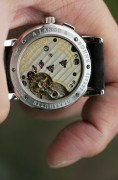 Saxonia 是 1994 年朗格复兴时推出的四款元祖表款之一，在品牌复兴方面发挥了核心作用。从借鉴自 Lange 1 的大日期到与 Tourbillon Pour le Mérite 相同的小钻石时标，早期 Saxonia 的设计抓住了时代精神。圆形表壳、内敛的尺寸和对称的表盘布局共同打造出一款适合当时品味的精致正装腕表。